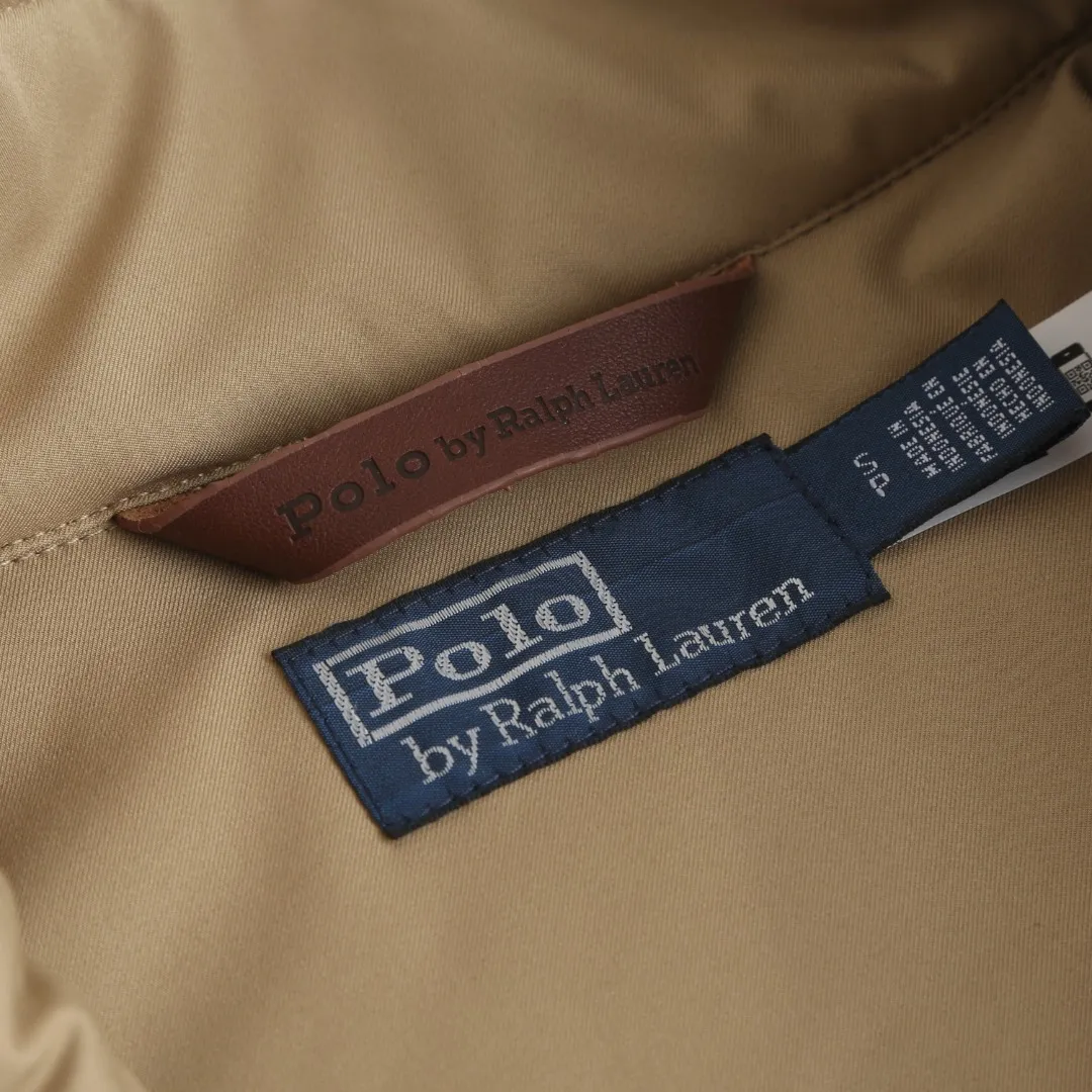P540 Ralph Lauren Gorham Cotton Vest Outer fabric: Made of high-density nylon. The fabric is not only light and wear-resistant, but can also effectively block wind and rain from the outside while keeping the inside dry. Inner fabric: Made of soft nylon taffeta to provide a comfortable wearing experience.  1. Piece-wise splicing: After cutting, the various parts of the vest (such as front and back pieces, side pieces, collar, etc.) are assembled together through precise splicing technology. When splicing, pay attention to aligning the seams to ensure that the whole piece is smooth and wrinkle-free. 2. Detail processing: Hidden sewing technology is used for the stitching at the joints to make the stitching less noticeable and improve the aesthetics. At the same time, for parts that are prone to wear and tear, such as collars and cuffs, reinforced splicing or hemming may be used to increase durability.  Customized auxiliary materials 1:1 customized chest leather label 1:1 customized zipper 1:1 customized buttons and rope buckles 1:1 customized main wheat, washed wheat, tag, Khaki Style number: D222 Size: S M L XL
